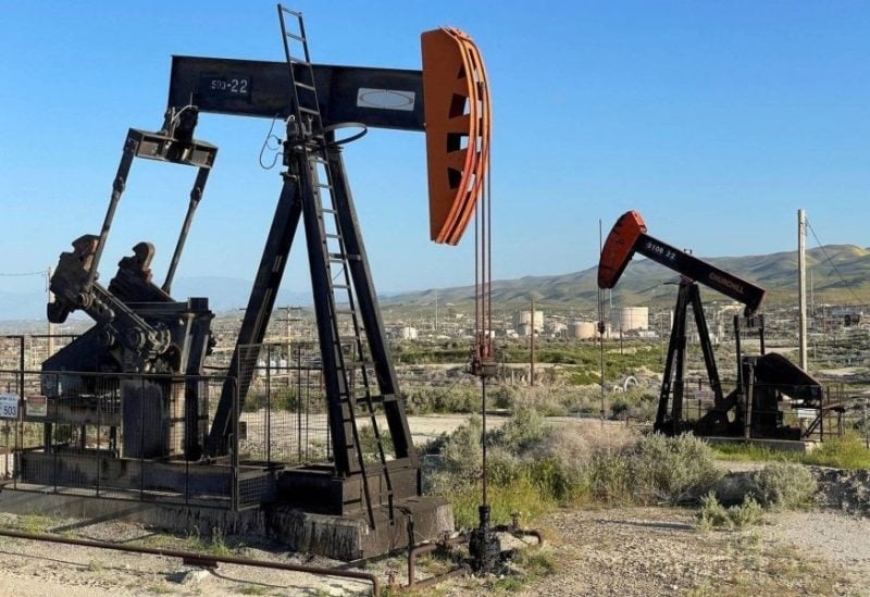 النفط يتجه لتسجيل انخفاض أسبوعي بأكثر من 1%
