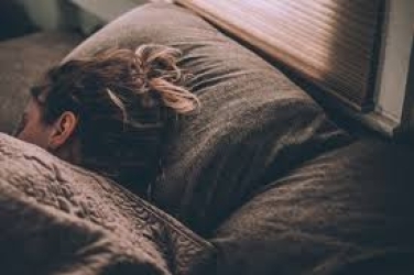 علماء يدحضون أسطورة المعيار الصحي للنوم