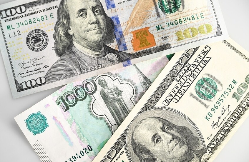 الروبل بين العملات الثلاث الأولى التي ارتفعت مقابل الدولار