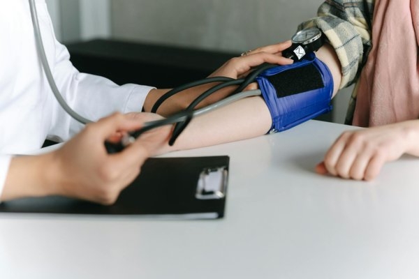 أعراض تستدعي مراجعة طبيب القلب بسرعة!