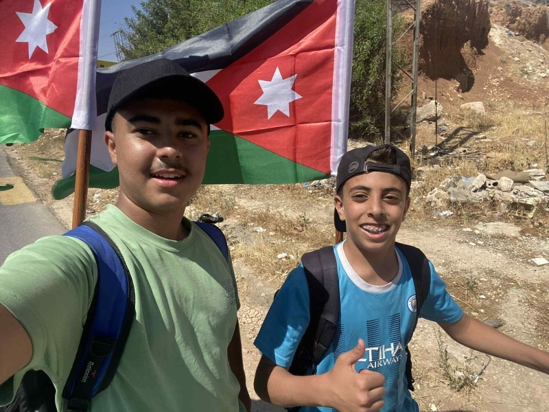 شابان يسيران على الأقدام من السلط إلى جرش وهذا السبب