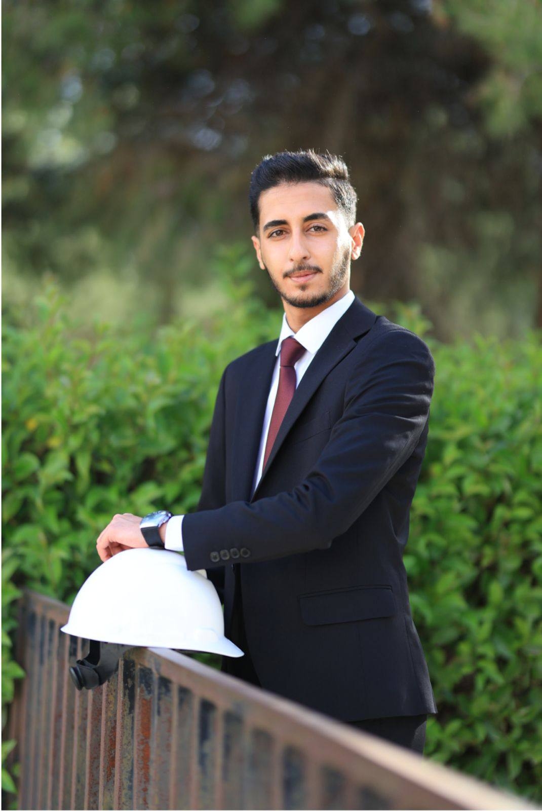 عبد الكريم الطراونة وأبناؤه يباركون تخرج أمية الطراونة