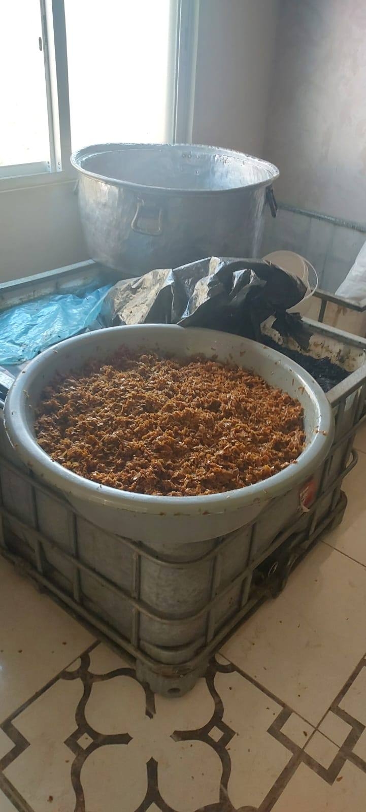 ضبط 1500 كيلو معسل داخل شقة في الزرقاء