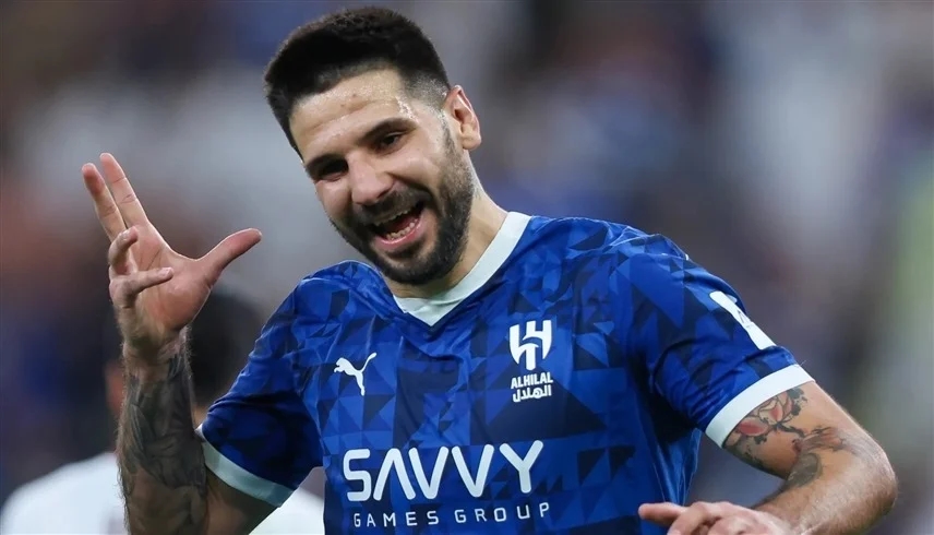 ميلان يحدد موقفه من ضم نجم الهلال السعودي