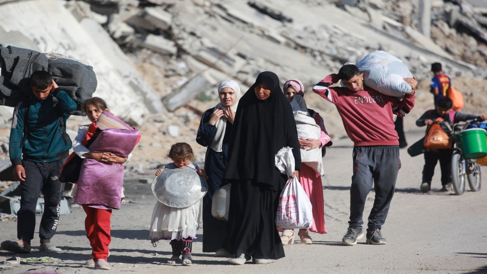 الاحتلال يجبر الفلسطينيين على النزوح قسرًا من مناطق بغزة وجباليا