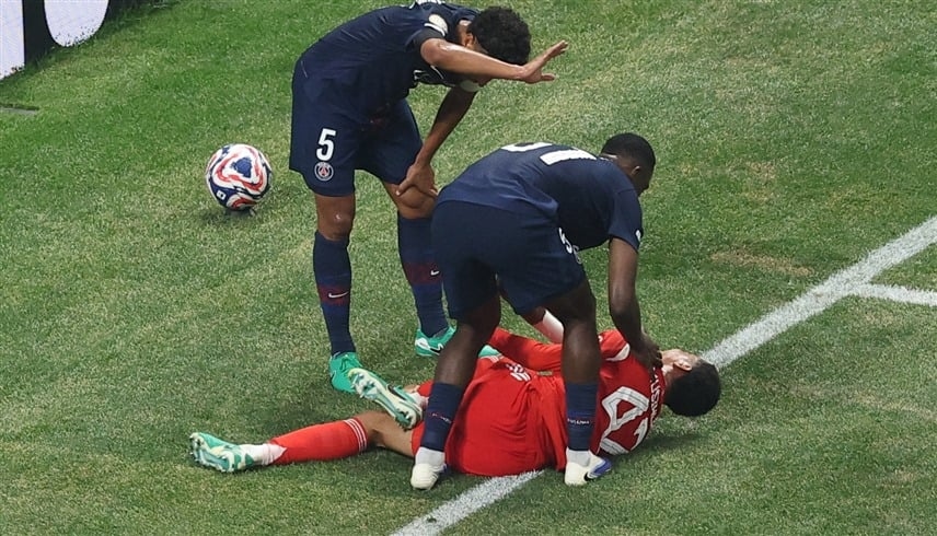 شاهد.. إصابة عنيفة لجمال موسيالا