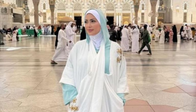 نسرين طافش تُحدث ضجة بصورها بالحجاب