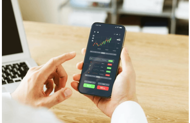 التداول عبر الهاتف: سرعة القرار دون الوقوع في FOMO