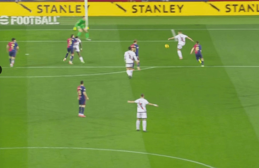 لماذا ألغى الحكم هدف رايو فايكانو أمام برشلونة؟ (فيديو)