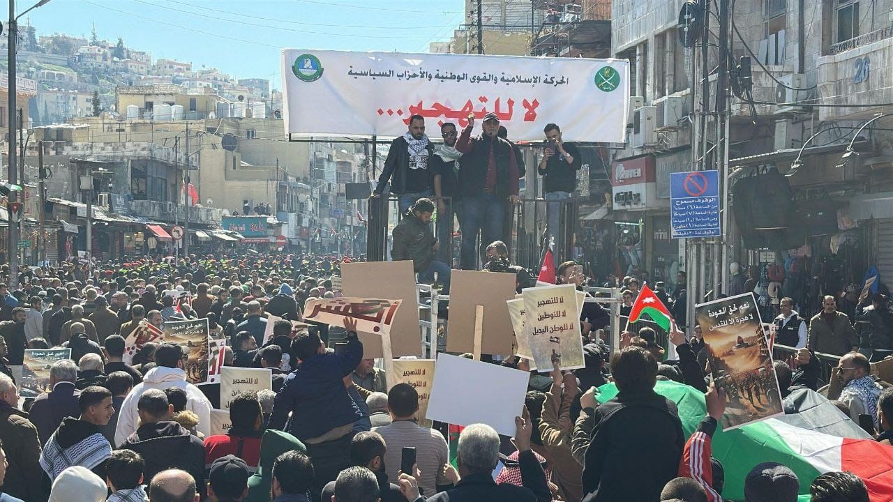 العضايلة في مسيرة الحسيني: نرفض مقايضة سلاح المقاومة بالإعمار #عاجل