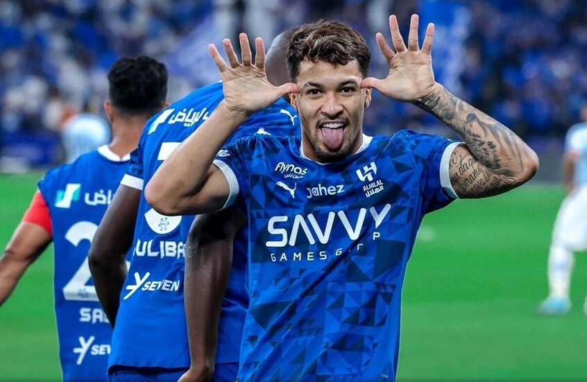 هل لدينا كرة قدم فاسدة؟.. تعليق صادم من شقيق نجم الهلال السعودي (فيديو)