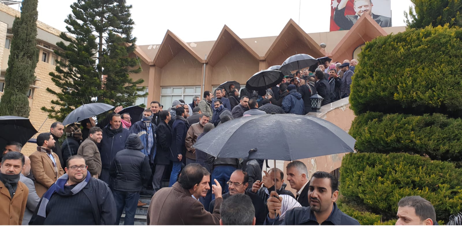 حراك جامعة اليرموك: علامات استفهام كثيرة حول دائرة الاستشارة المحيطة بـ "الرئيس"