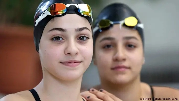 سباحة سوريا الشهيرة باكية.. فيديو من فوق أطلال بيتها بداريا