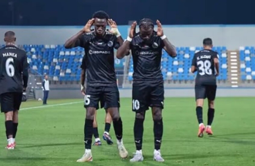 بعد مسيرة "فاضحة".. نجم منتخب هولندا وسبارتاك موسكو يعتنق الإسلام ويظهر في مسجد بالإمارات (فيديو)