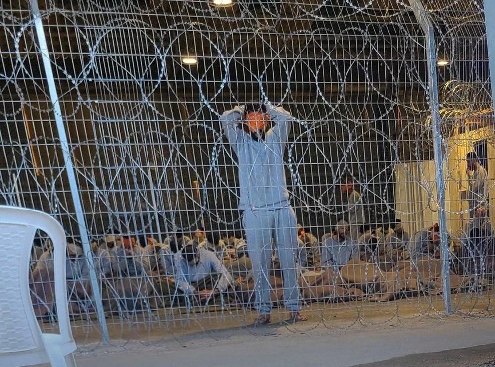 صحيفة بريطانية تكشف عن معاملات وحشية تلقاها الأسرى بسجون الاحتلال