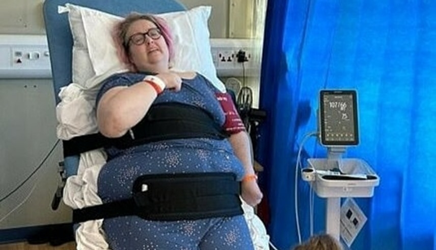 حلم الرشاقة ينتهى بشلل.. امرأة تعود بعكازين بعد عملية تكميم في تركيا