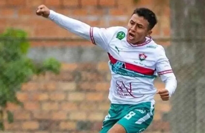 وفاة مأساوية للاعب كرة قدم شاب بعد اصطدام بحارس المرمى (فيديو)