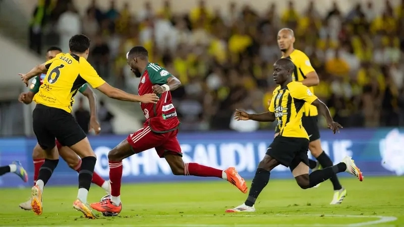 الاتحاد يهزم الاتفاق ويعزز صدارته للدوري السعودي