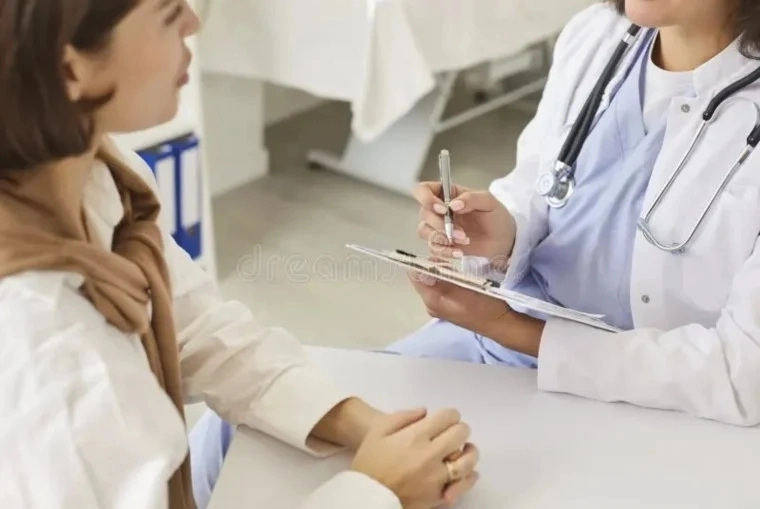 سلس البول لدى النساء يرتبط بمخاطر تؤدي إلى الجراحة