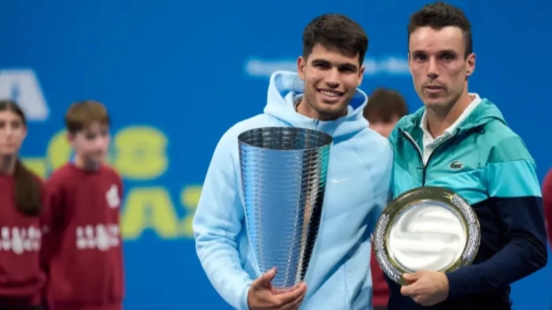 لاعب تنس إسباني يهاجم ألكاراز: لن تنافس الثلاثة الكبار بالنوم 7 صباحاً