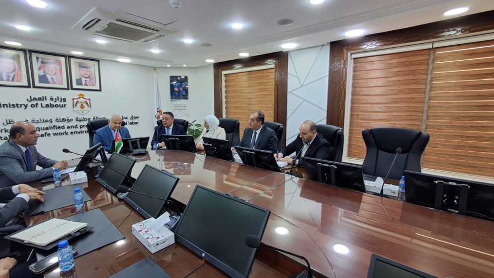 وزارة العمل والبريد الأردني يوقعان اتفاقية تعاون لتشغيل 400 أردني
