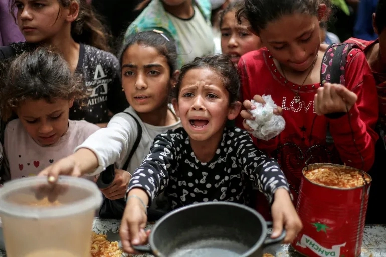 طفلة أخرى تموت جوعا في غزة وألبانيزي: معاناتكم عار علينا