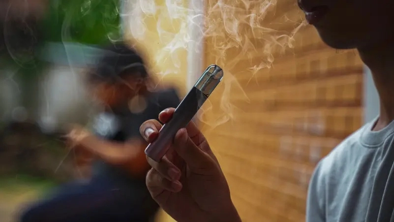 "رئة الفشار".. التدخين الالكتروني يُسبب مرضاً خطيراً لا علاج له
