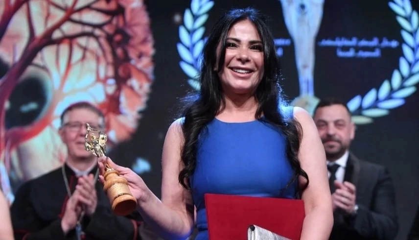 تكريم يختصر مسيرة من التألق.. منى زكي تحتفي بحصد فيلمها 5 جوائز