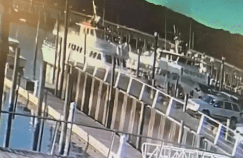 بالفيديو.. نجاة مراهقة وسيارتها من الغرق بطريقة غريبة في الولايات المتحدة