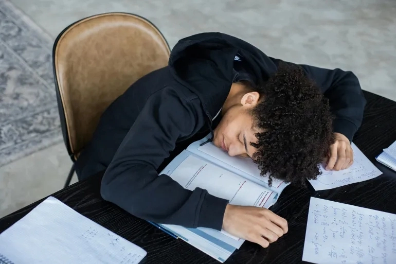 درجات سيئة ومراهق لا يبالي.. دليل الآباء للتعامل مع نتائج الامتحانات