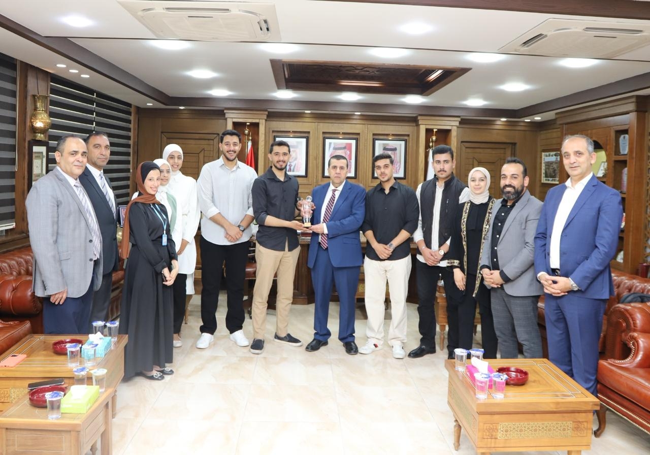 رئيس جامعة البلقاء التطبيقية يكرم طلبة كلية السلط التقنية الفائزين بجائزة الحسن بن طلال للتميز العلمي لعام 2025