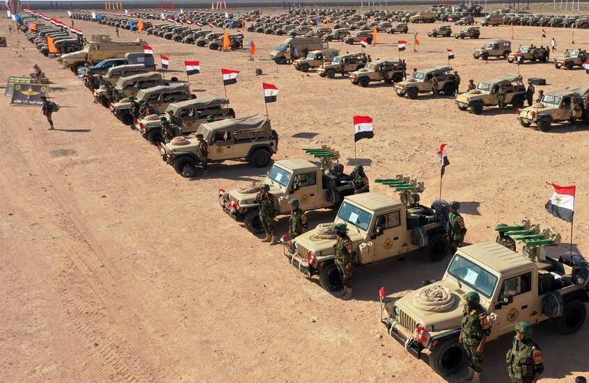 الجيش المصري يرفع جاهزيته القتالية على الحدود الغربية