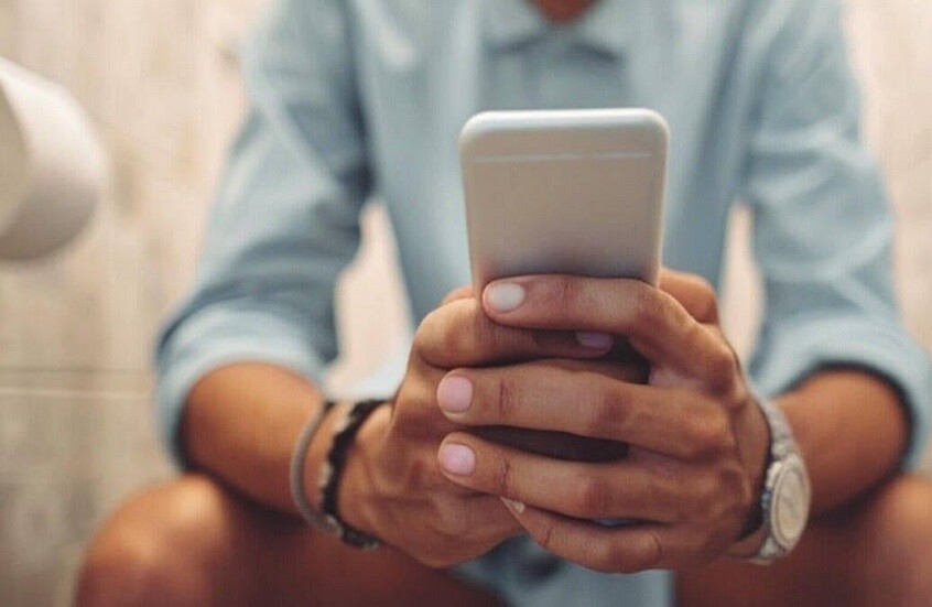 عواقب استخدام الهاتف في المرحاض