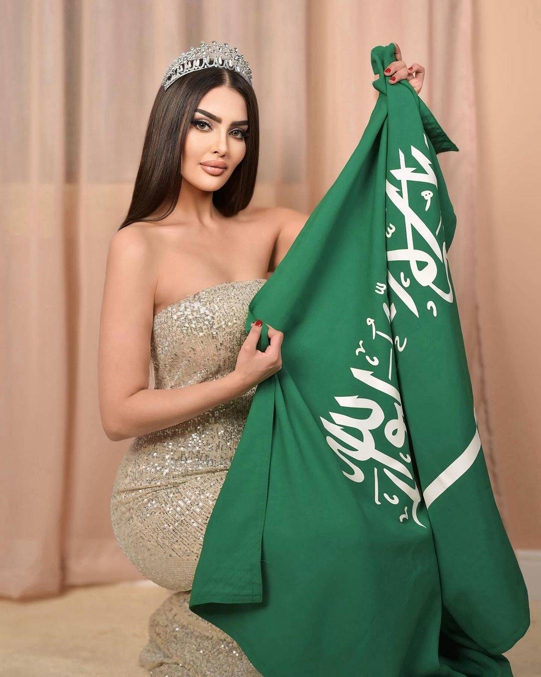 رومي القحطاني ملكة جمال السعودية بحيلة ذكية ومحتشمة في عرض البيكيني (فيديو)