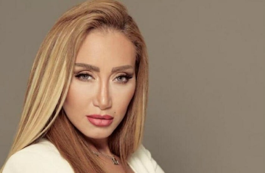 فنانة وإعلامية مصرية شهيرة تعلن الصلح مع طبيب تجميل شوه وجهها بإهماله (فيديو)