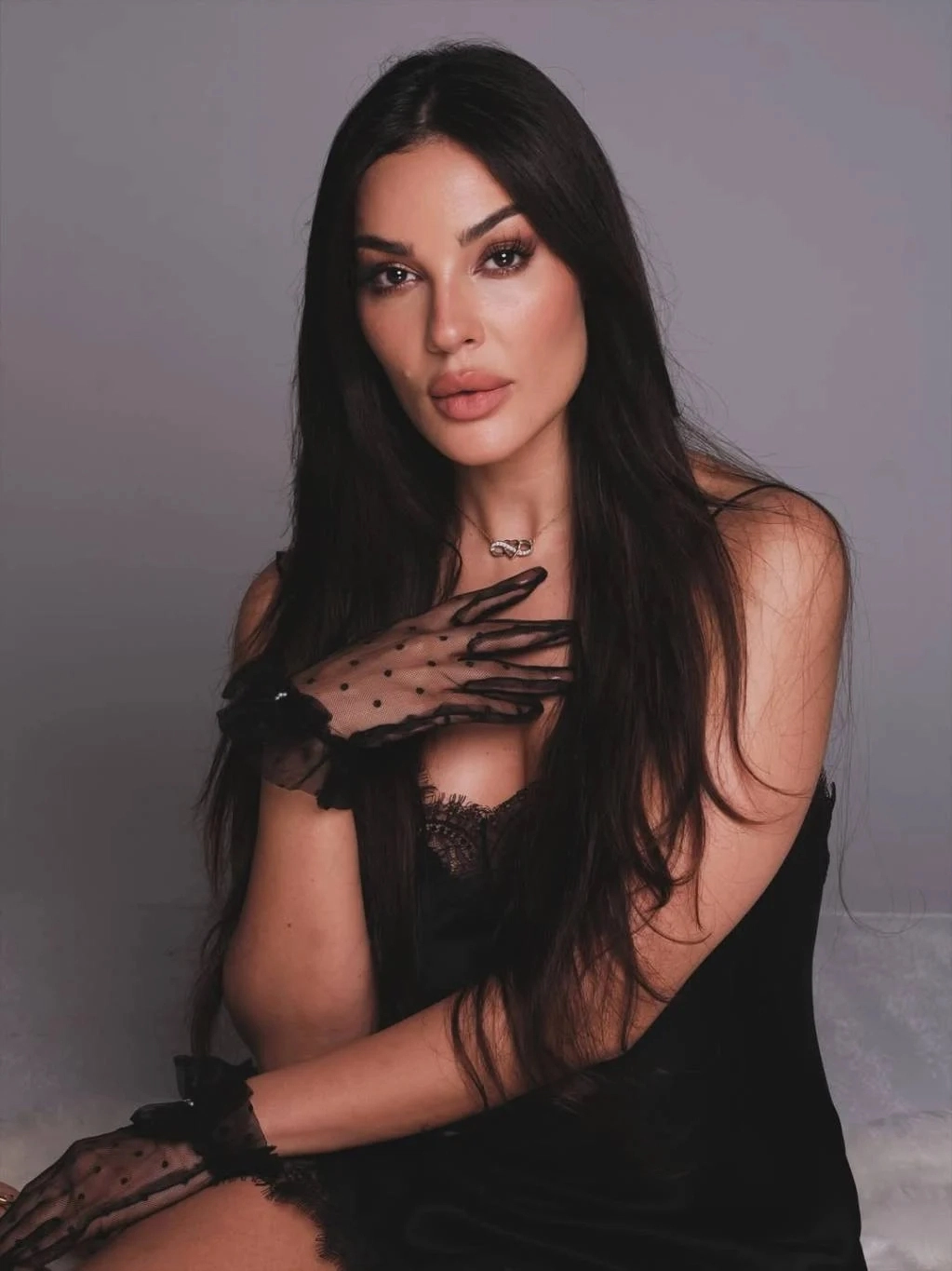 نادين نسيب نجيم تستعرض جمالها بدون فلتر وتردّ على منتقديها