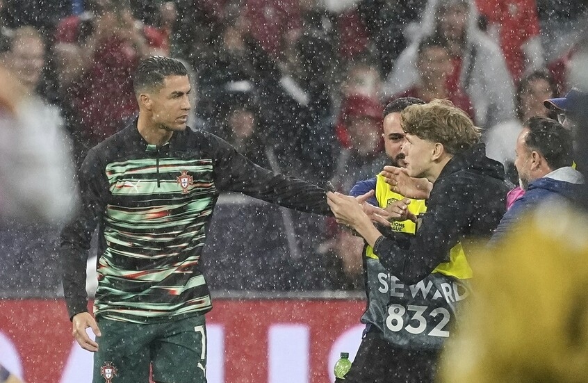رونالدو "ينجو" من أحد رجال أمن ملعب مباراة البرتغال وألمانيا