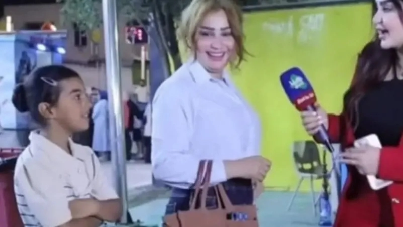 فيديو لأم يغضب العراقيين.. وموجة اتهامات بالتنمر على طفلتها