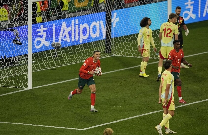 دموع الفرح.. رد فعل رونالدو بعد فوز البرتغال بلقب دوري الأمم الأوروبية (فيديو)