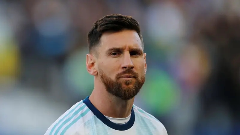مدرب الأرجنتين: المنتخب لا يقف على ميسي