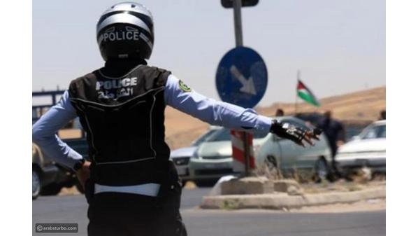 سحب غير آمن يتسبب بانقلاب حافلة ركاب في القويرة
