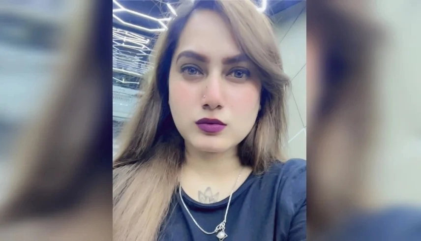 رائحة الجثة كشفتها.. وفاة غامضة لمؤثرة هندية في سيارتها