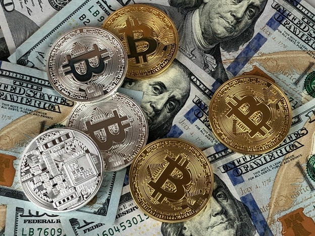 هل يواصلُ البيتكوينُ زعامتَه؟ مقارنةُ أداءِ العملاتِ الرقميّةِ أمامَ الدولار في عام ٢٠٢٥
