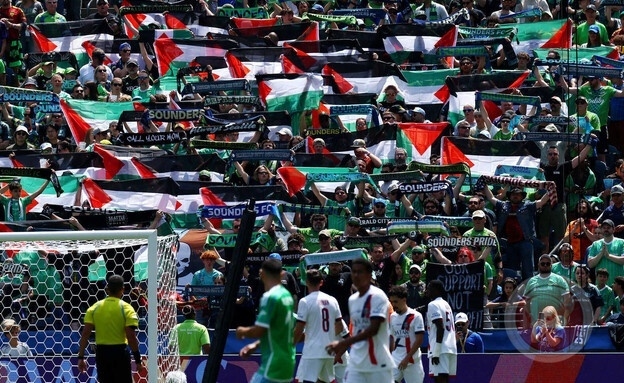 على الملعب الرئيسي: لوح مشجعو سياتل الامريكي بالأعلام الفلسطينية