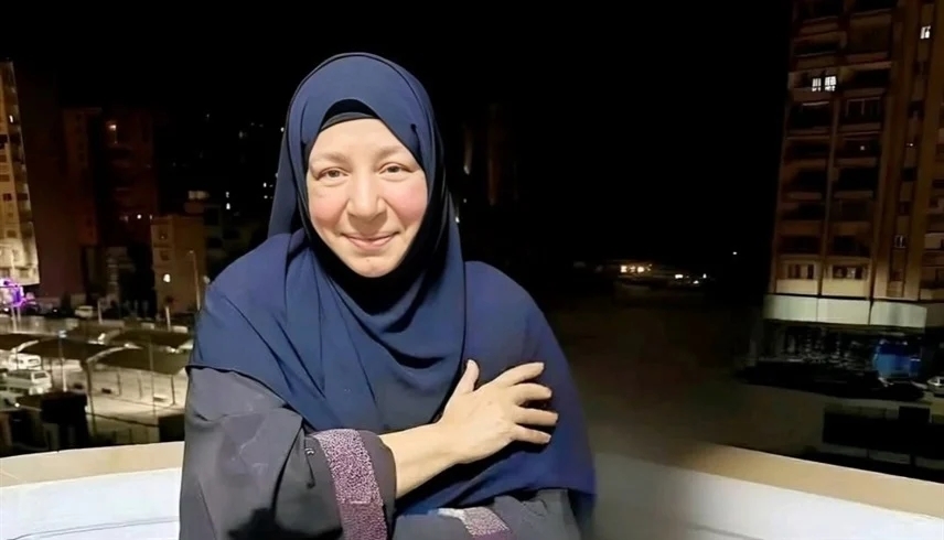 عبلة كامل تتصدر الترند بصورة مع شاب والجمهور يتفاعل