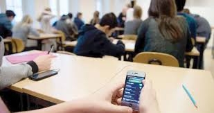 الهواتف في المدارس.. ضرورة تشوبها مخاطر فما الحل؟