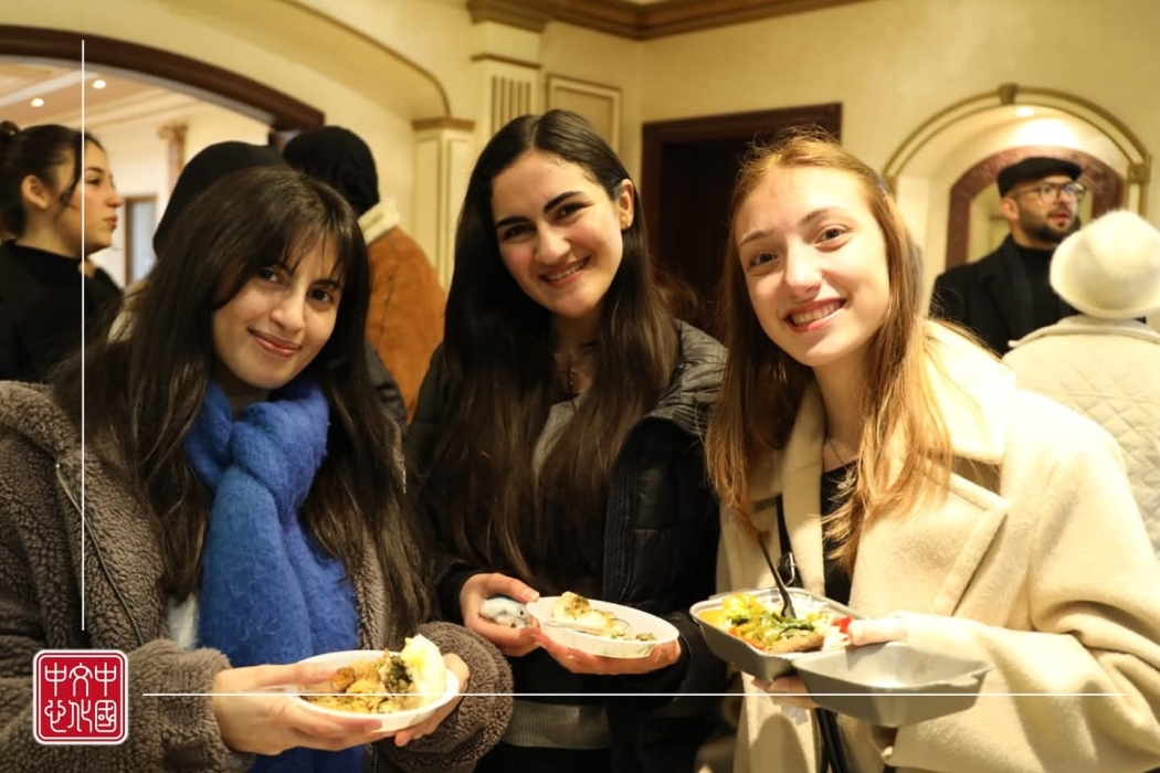 "احتفالًا بعيد  الربيع و استقبالاً بشهر رمضان  - معرض الطعام الحلال الصينية" .