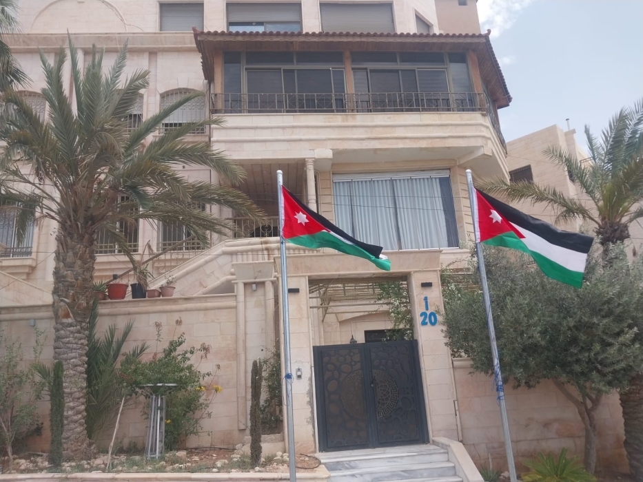 رئيس بلدية الزرقاء يغرس سارتي العلم الاردني أمام منزله بمناسبة عيد الاستقلال