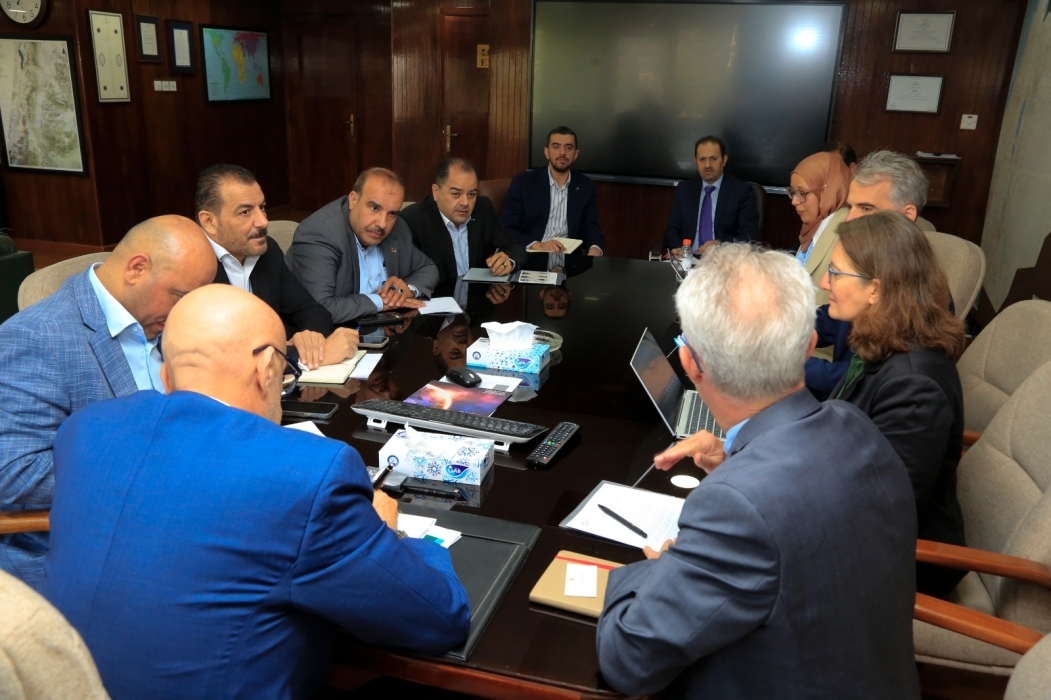 وزير المياه والري يبحث مع وفد الوكالة الفرنسية للتعاون عدد من المشروعات