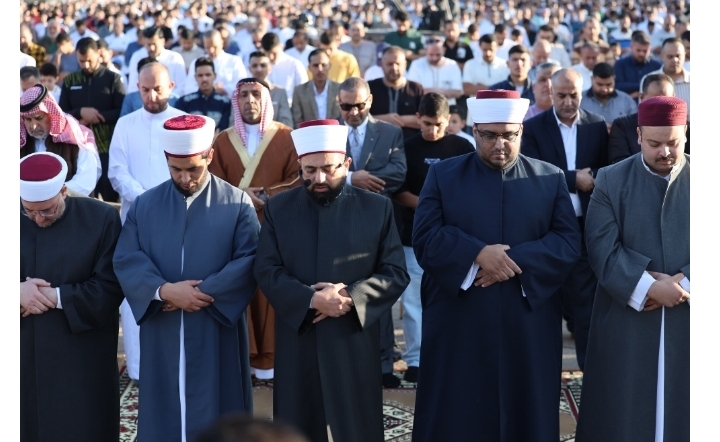 المواطنون يؤدون صلاة عيد الأضحى في المساجد الساحات